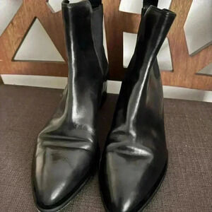 Vince black leather ankle boots used like a new Size 8